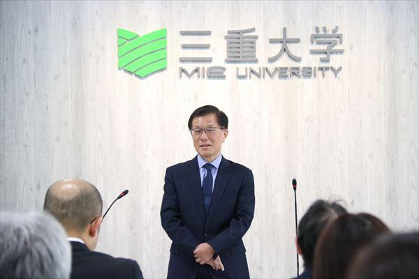 三重大学 令和6年度三重大学永年勤続者表彰式を開催しました - 学長
